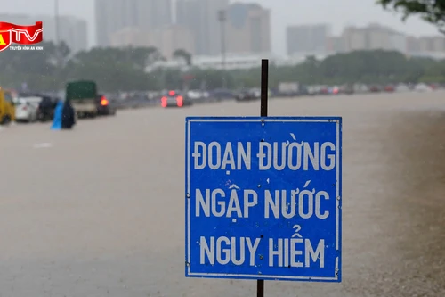 Khu vực bến xe Mỹ Đình nước ngập sâu quá nửa bánh xe