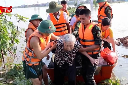 Công an Thành phố Hà Nội kịp thời hỗ trợ cho người dân bị cô lập do ngập lụt