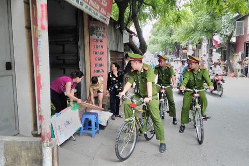 Cảnh sát trật tự "xuống phố" bằng xe đạp rất thân thiện