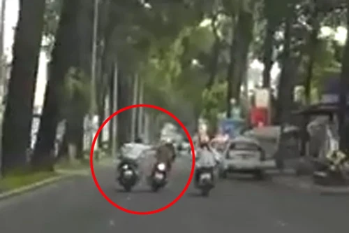 Cảnh cướp giật dây chuyền táo tợn giữa phố