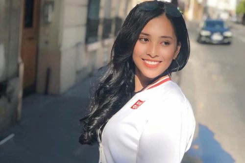 Tiểu Vy khoe vẻ đẹp mộc mạc và phong thái rạng ngời tại Paris