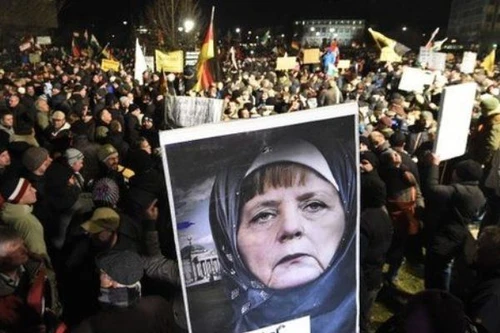 Thủ tướng Đức Merkel bị gọi là "người phụ nữ nguy hiểm nhất châu Âu"