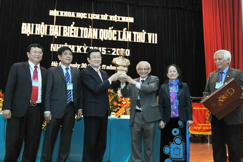 Mở cánh cửa cho dân tộc đến với các nền văn minh nhân loại