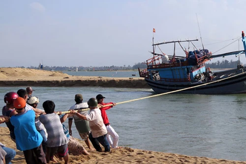 Liên tiếp 2 tàu câu cá ngừ mắc cạn tại cửa biển