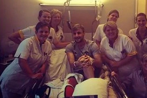 Lộ hình ảnh đầu tiên của Shaw từ lúc nhập viện