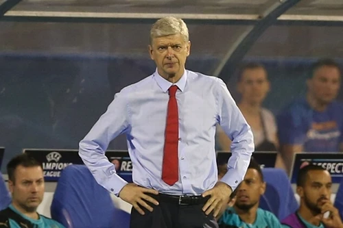 Cay cú vì thất bại, Wenger chỉ trích trọng tài