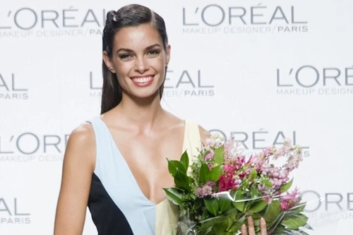 Bạn gái của Alves đoạt Vương miện ở Paris