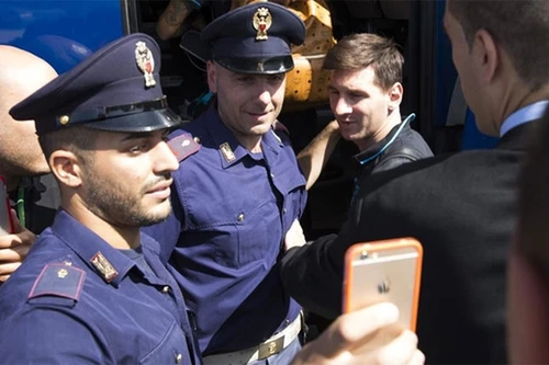 Cảnh sát Italia tranh nhau chụp ảnh tự sướng với Messi