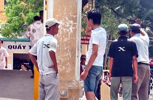 “Cò” bán máu trước cổng bệnh viện