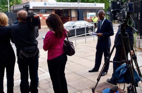 Vì bê bối nghe lén để moi tin