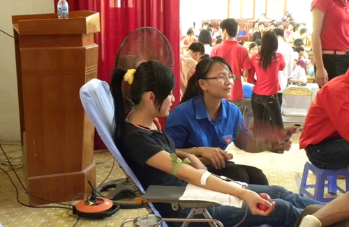 Hơn 300 đoàn viên khối công nghiệp hiến máu nhân đạo