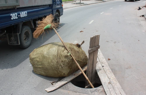 Gầm cầu Vĩnh Tuy mất nắp hố ga