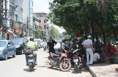 Chợ tạm lấn đường