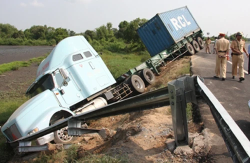 Hàng loạt tai nạn trên đường cao tốc TP.HCM - Trung Lương: