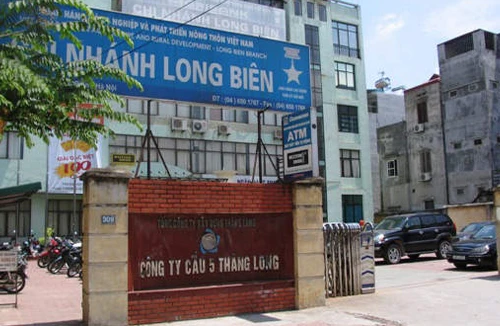 Giấy tờ khống, rút tiền thật