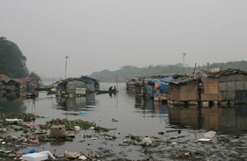 Báo động rác thải ở xóm nhà nổi Phúc Xá