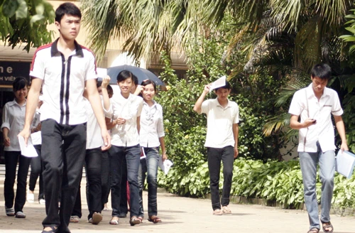 Hai ngày thi ĐH: Ngày nắng nóng, chiều tối mưa giông