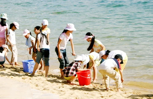 Thanh niên Việt kiều làm vệ sinh môi trường biển Vịnh Hạ Long 