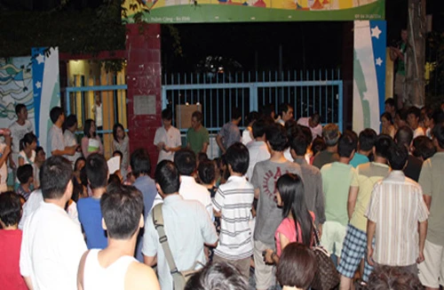 Việc trắng đêm đăng ký học còn tiếp diễn…