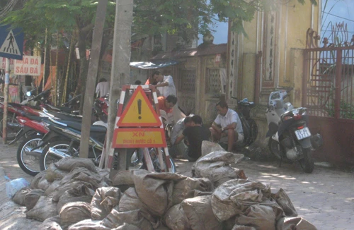 Nhếch nhác cổng di tích