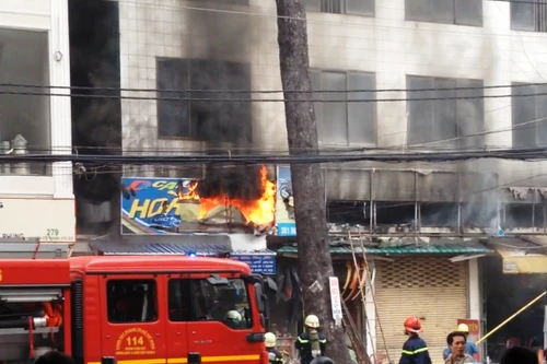 Nhiều người hốt hoảng tháo chạy thoát thân khi tiệm sơn xe cháy