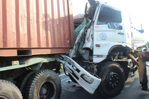 Sau tai nạn, dân đập nát cabin đưa thi thể tài xế ra ngoài