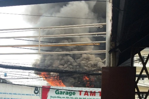 Garage ô tô phát hỏa dữ dội, nhiều tài sản bị thiêu rụi