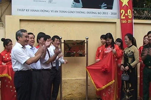 Gắn biển công trình đường nối phố Thể Giao và phố Lê Đại Hành