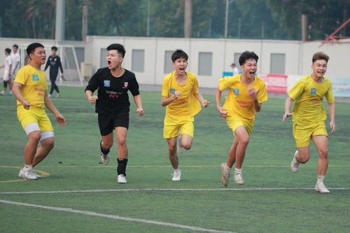 Nghẹt thở thắng THPT Trần Quốc Tuấn, trường FPT tiếp tục bay cao