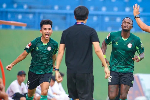 Chật vật mãi mới thắng, HLV đội TP.HCM lấy Arsenal ra so sánh