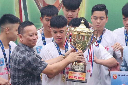 Đương kim vô địch bảo vệ thành công danh hiệu sau loạt luân lưu