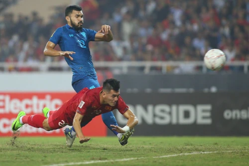 Cận cảnh pha bay người đánh đầu tung lưới Thái Lan của Tiến Linh