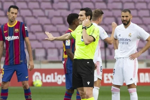 Real Madrid 'bêu xấu' trọng tài bắt trận Siêu kinh điển