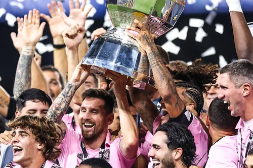 Khoảnh khắc Messi nâng cao cúp vô địch cùng Inter Miami