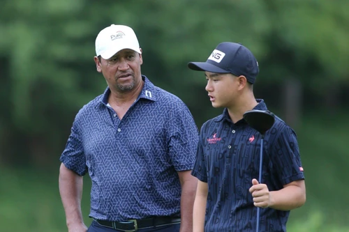 Golfer Anh Minh 'như hình với bóng' bên huyền thoại Michael Campbell