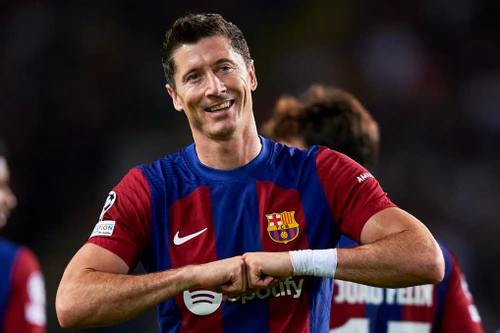 Lewandowski lập kỳ tích, sánh ngang Ronaldo và Messi