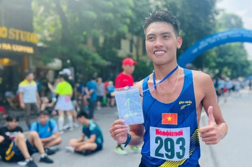 VĐV Trần Văn Đảng vô địch giải chạy Báo Hànộimới mở rộng 2023
