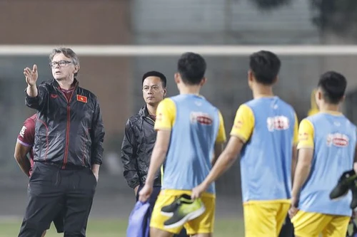 HLV Troussier cùng U23 Việt Nam tập luyện đến nửa đêm