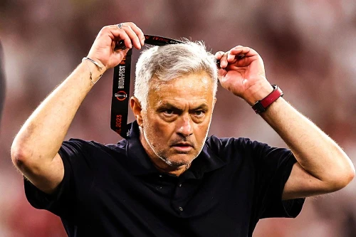 Về nhì, HLV Mourinho ném thẳng huy chương lên khán đài