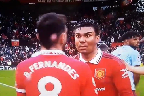 Casemiro trợn trừng mắt, tỏ thái độ với Bruno Fernandes