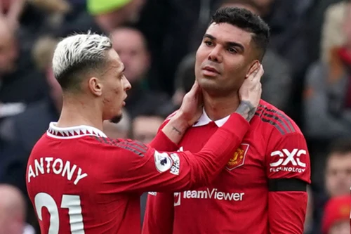 HLV Ten Hag 'méo mặt' khi Casemiro bị treo giò 4 trận