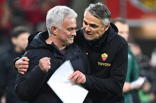 HLV Mourinho bật khóc khi đưa Roma vào chung kết 