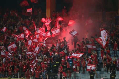 Pháo sáng ở V-League: Nỗi ám ảnh khôn nguôi