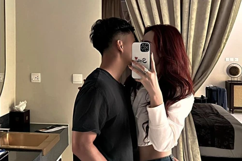 Hậu vệ Vũ Văn Thanh gây sốt khi khoe bạn gái