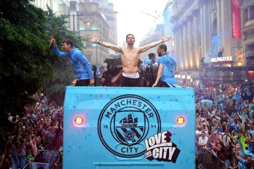 Toàn cảnh lễ diễu hành mừng cú ăn ba hoành tráng của Man City