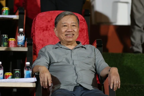 Bộ trưởng Tô Lâm dự khán, cổ vũ CLB Công an Hà Nội gặp SLNA