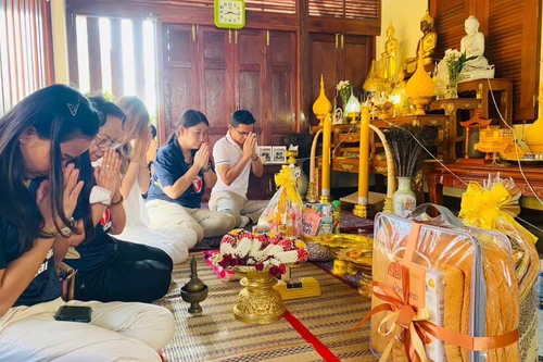 Gia đình HLV Kiatisak cầu siêu cho 3 thành viên HAGL tử nạn