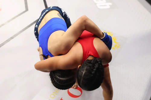 Xem nữ võ sĩ MMA Việt Nam hạ gục đối thủ bằng đòn siết cổ sau