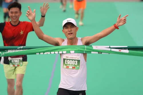 Hoàng Nguyên Thanh lần thứ tư liên tiếp vô địch Tiền Phong Marathon