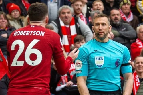 Trọng tài thúc cùi chỏ vào mặt cầu thủ Liverpool bị FA xử lý